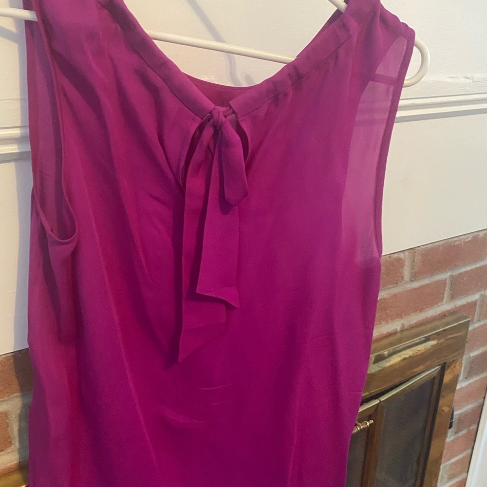 Beautiful sleeveless blouse. Fuscia color. Size L.